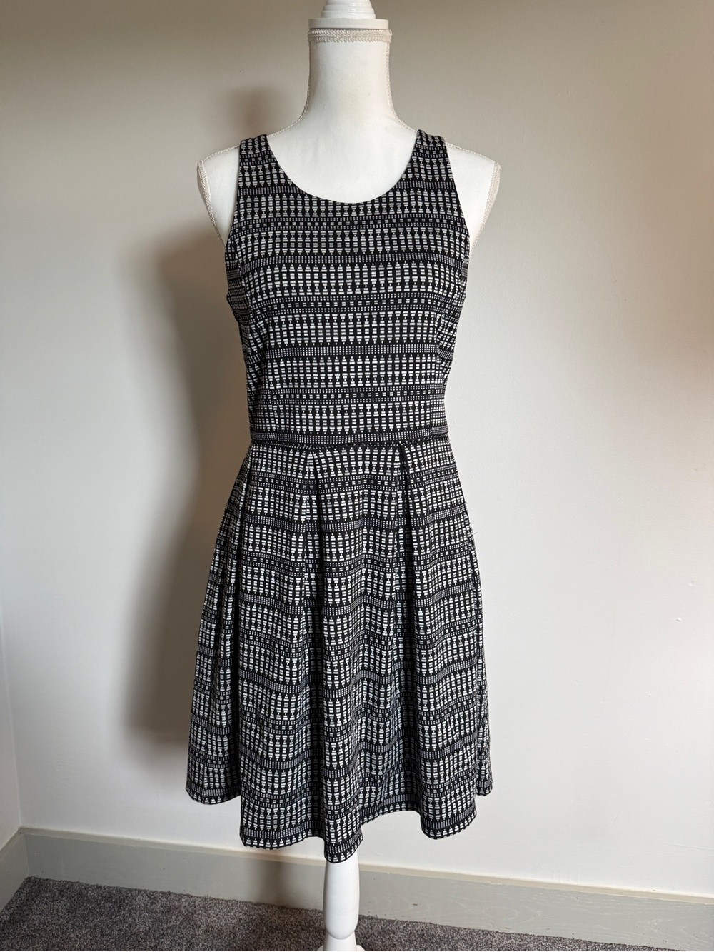 Banana Republic Jacquard Geo Knit Fit & Flare Dress Size Small Black White